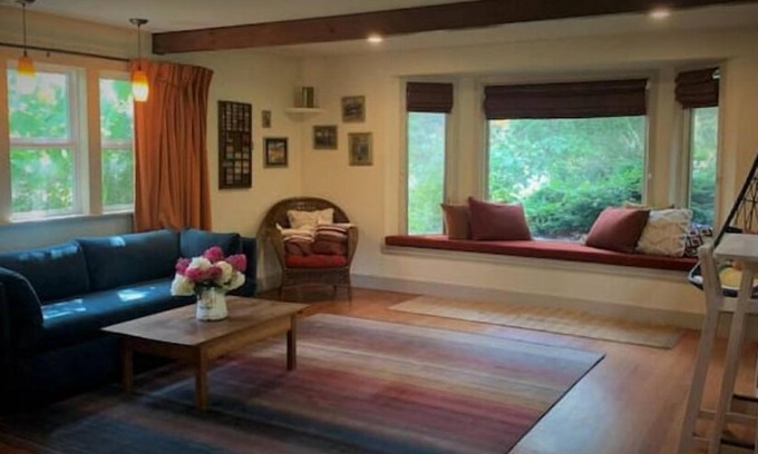 Scholls Cottage | Charming 1-bedroom cottage in a peaceful garden setting.