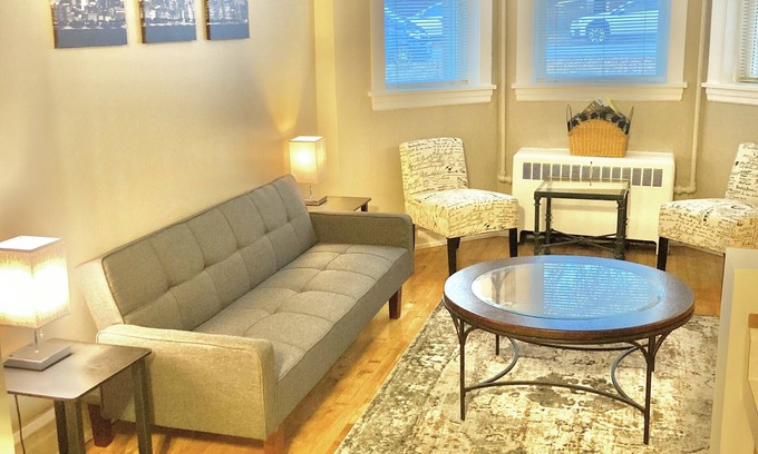 North Center Apartment | Charming 1 Bedroom entire Apartment - 1 Mile from Wrigley