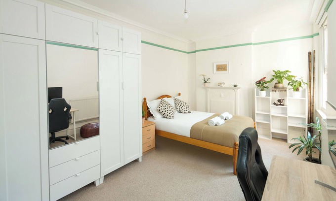 Shepherd's Bush Apartment | Charming 1-Bedroom Flat in Shepherd's Bush: Great Location