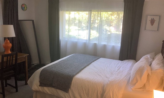 Riley Park-Little Mountain House | Charming 1-bedroom Garden Home in Central Vancouver with WiFi access