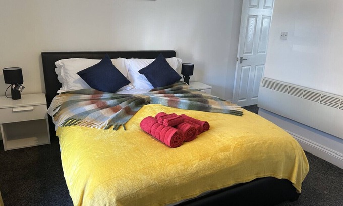 Southampton Apartment | Charming 1-Bedroom with Balcony