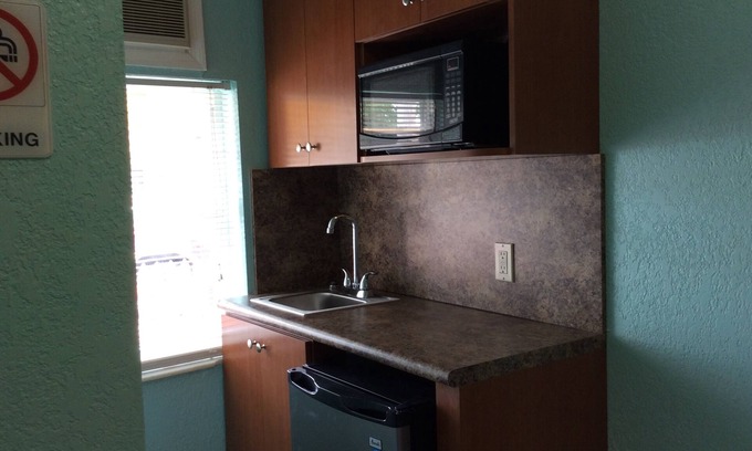 Hialeah House | Charming 1-bedroom hotel with WiFi, AC in pleasant Hialeah Unit#2