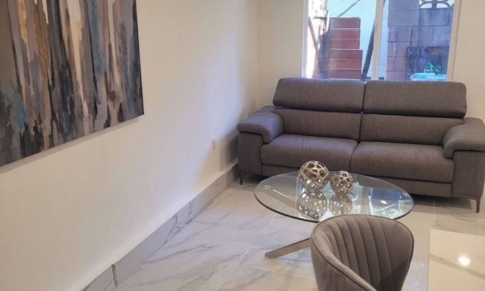 Oak Park Apartment | Charming 1 bedroom suite with Full Kitchen, Washer, Dryer, AC, Patio and WiFi.
