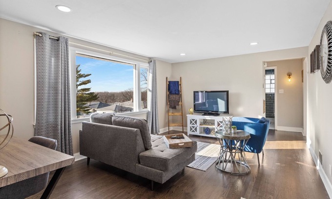 Milwaukee Apartment | Charming 1-bedroom upper apartment with WiFi near Wauwatosa, Wi