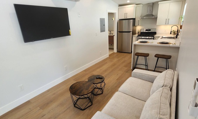Woodland Hills House | Charming 1-bedroom adu with AC, WiFi in pleasant woodland hills on a cul de sac