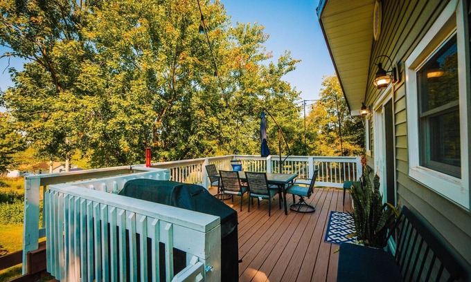 New River Cabin | Charming 1-BR Retreat with Stunning Claytor Lake Views - Sleeps 6!