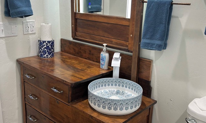 Alex House | Charming 1908 historical bldg sleeps five, vintage furnishing, city park, .