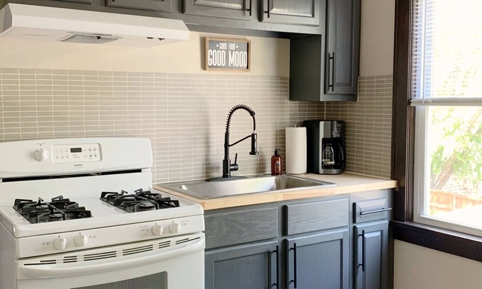 Victory Apartment | Charming 1920s 2bd Apartment in Convenient Location for Monthly+ Stays