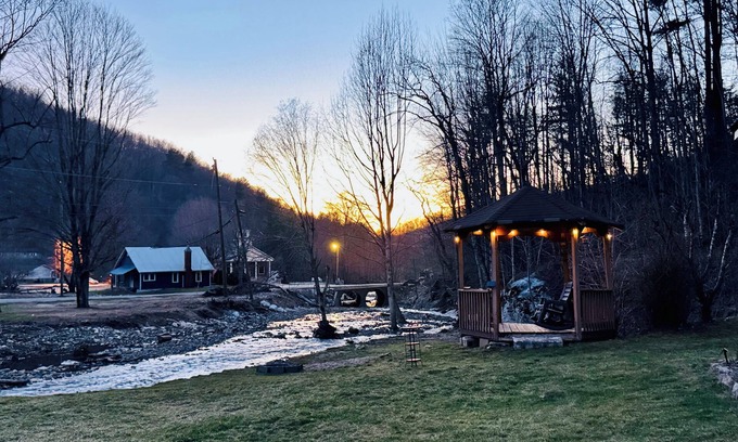 Bakersville Cottage | Charming 1940s Cottage nUpdated-Creek Front-Fire Pit