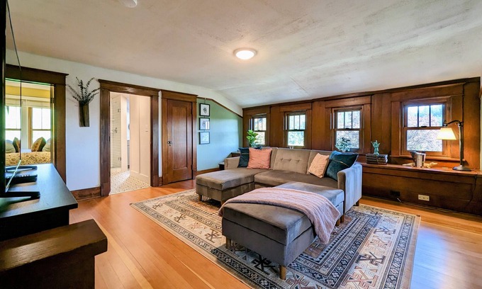 Newberg House | Charming 19th century craftsman designed for mid-sized groups