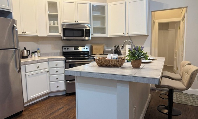 Albany Apartment | Charming 1BR Albany retreat w/parking & full kitchen, near MVP Arena, Washington Park & dining