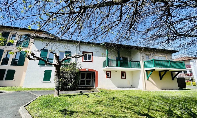 Cambo-les-Bains Apartment | Charming 1BR Apartment in Calm Area, Balcony, Parking, WiFi – Cambo-les-Bains