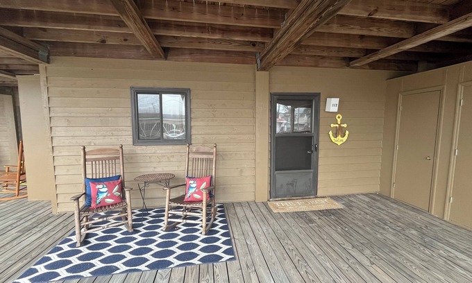 Elizabethtown Condo | Charming, 1st floor, 2-bedroom condo in pleasant White Lake with WiFi, AC