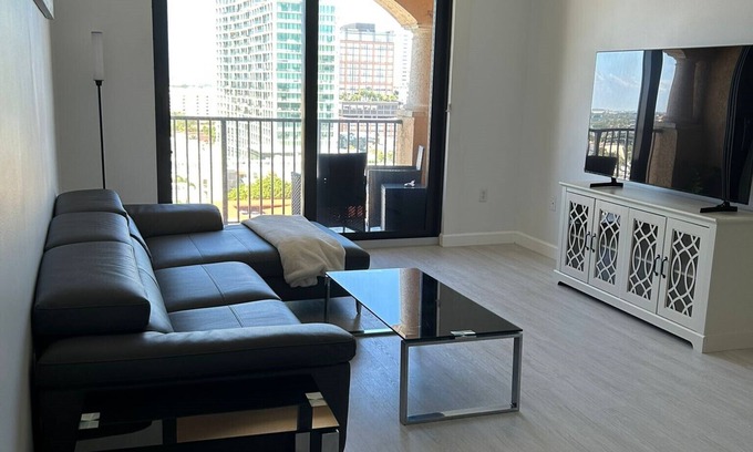 Downtown West Palm Beach Condo | Charming 2-BDRM 2-BA PENTHOUSE TOP FLOOR condo in Downtown West Palm Beach, pkng