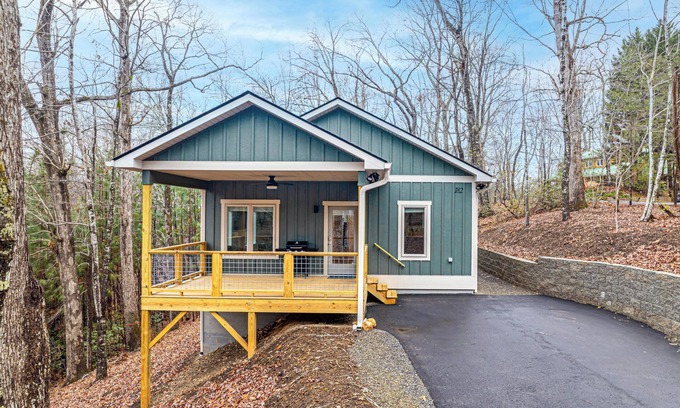 Lake Lure House | Charming 2-bed 2-bath Modern Mountain Cottage