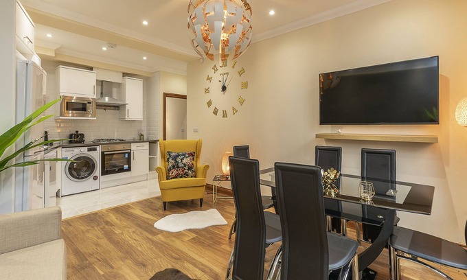 Avonmore and Brook Green Apartment | Charming 2 Bed Apartment Kensington Olympia