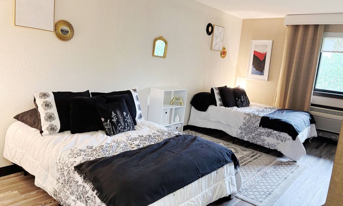 Madison Apartment | Charming 2-bed apartment with WiFi, AC in brilliant Madison