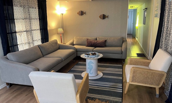Diplomat House | Charming 2-bedroom mobile home with AC, WiFi in North Fort Myers