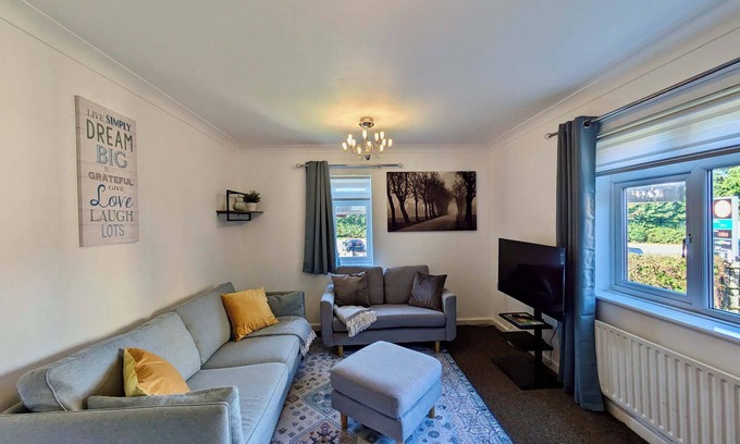 Bromley Common and Keston Apartment | Charming 2-Bedroom Flat in Greater London