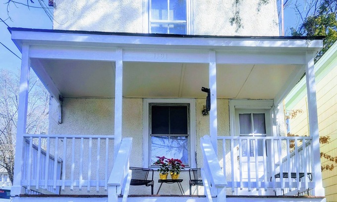 Martha Jefferson House | Charming 2-bedroom Downtown Retreat in Charlottesville with parking & wifi