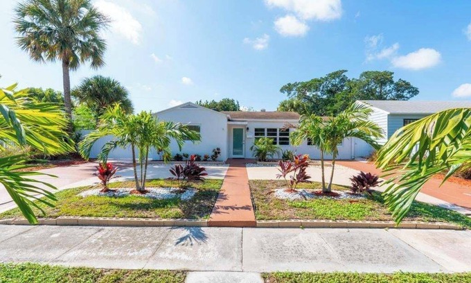 Parker Ridge House | Charming 2-bedroom house in enchanting West Palm Beach with AC, WiFi