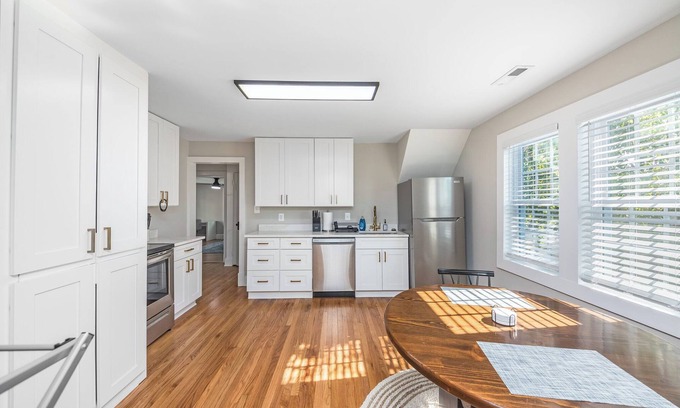 Fredericksburg Apartment | Charming 2-bedroom apartment with WiFi, AC in serene downtown Fredericksburg, VA