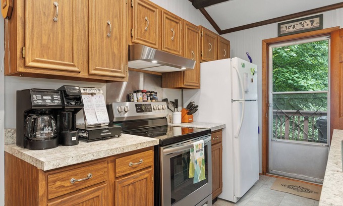 Skyland Cabin | Charming 2-bedroom cabin in delightful Hendersonville with AC, WiFi
