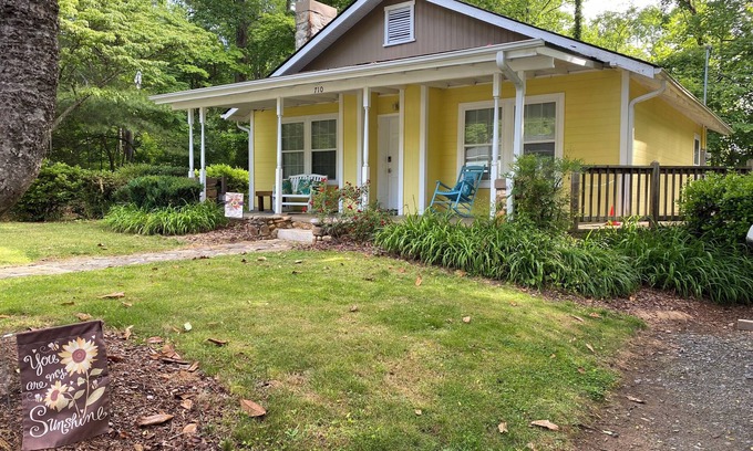 Hendersonville Cottage | Charming 2-bedroom 1.5 bath cottage with WiFi and AC near Main St Hendersonville