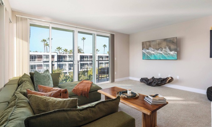 Playa Del Rey Apartment | Charming 2-bedroom apartment with fitness room, WiFi in Marina del Rey