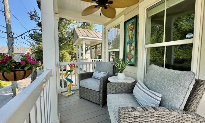 Pass Christian House | Charming 2-bedroom Costal Cottage with AC, Tiki Room, WiFi in Pass Christian