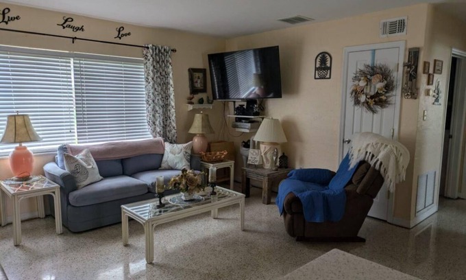 Port Charlotte House | Charming 2-bedroom pool house with WiFi and AC in Port Charlotte