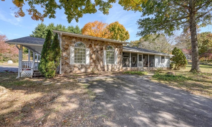Cedar Cliff House | Charming 2-bedroom. 2.5 bathroom house in Hiawassee with AC, WiFi. Sleeps 7