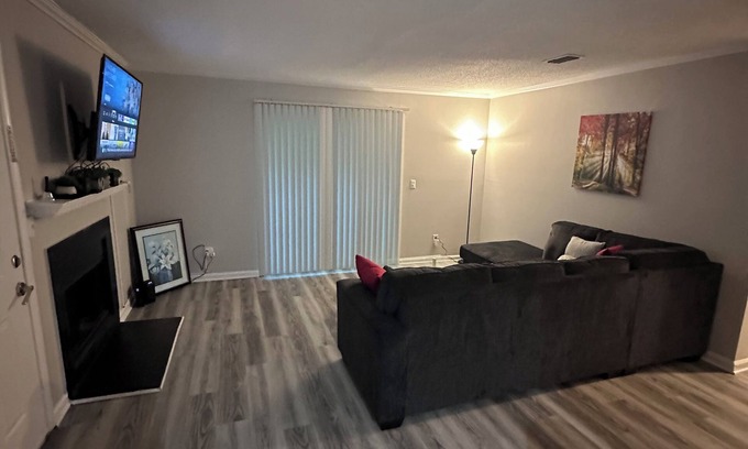 Greensboro Apartment | Charming 2-bedroom apartment with WiFi, AC in pleasant Greensboro