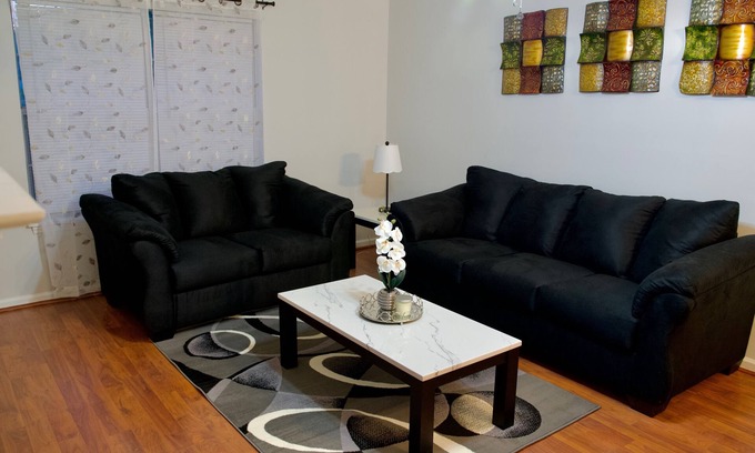 Greenville Apartment | Charming 2-bedroom apartment with Great central location in Greenville