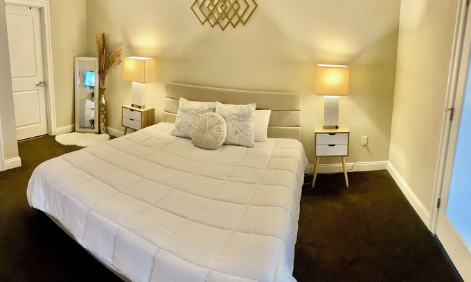 Downtown Pittsburgh Apartment | Charming 2-Bedroom Apartment in Downtown Pittsburgh Amazing Views/Gym/Parking