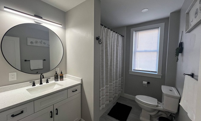 Wanskuck Apartment | Charming 2-bedroom apartment with WiFi, AC in Providence