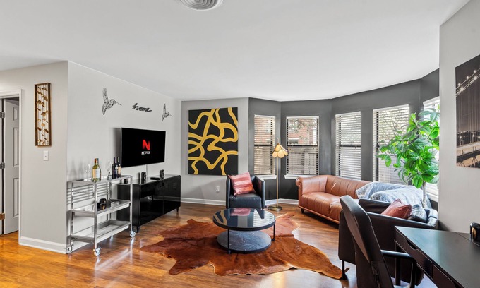 Fourth Ward Apartment | Charming 2-bedroom apartment with free parking & patio In uptown Charlotte