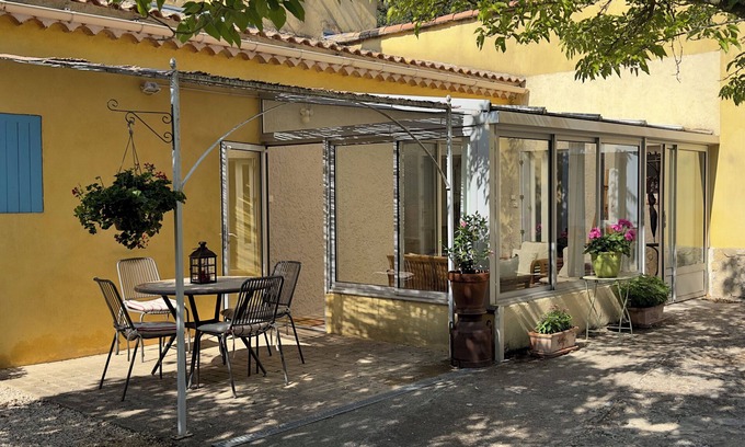 Velleron Apartment | Charming 2-bedroom apartment with, pool, wifi, AC near L'isle sur la Sorgue