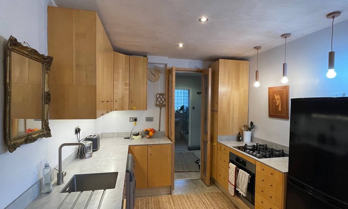 Kew Apartment | Charming 2-bedroom apartment in fabulous Kew
