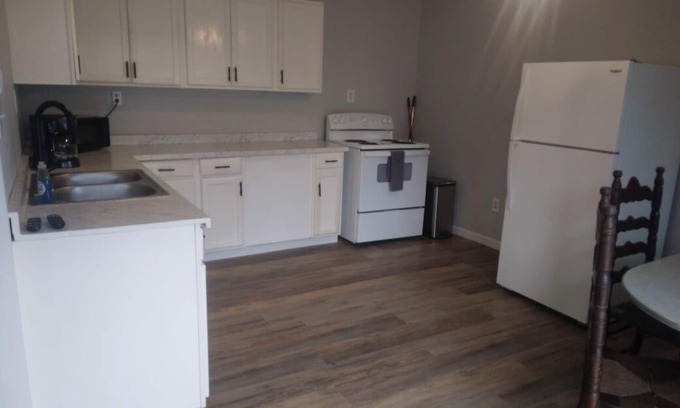 Geneva Apartment | Charming 2-bedroom apartment with WiFi, AC in enjoyable Hemphill