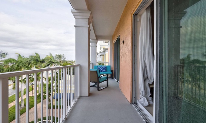 Lantana Apartment | Charming 2-bedroom apartment with AC, fitness room in brilliant Lantana