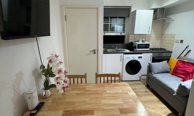Somers Town Apartment | Charming 2-bedroom apartment in enchanting London with AC HW5