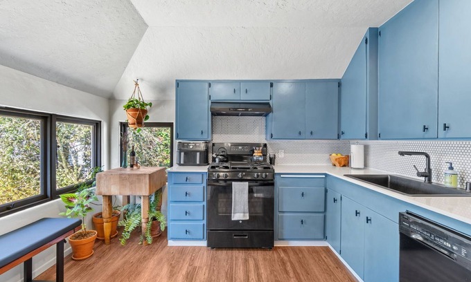 Eureka Apartment | Charming 2-bedroom apartment in convenient neighborhood in Eureka