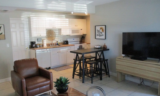 Vanderbilt Beach Apartment | Charming 2-bedroom apartment in delightful Naples with AC, WiFi