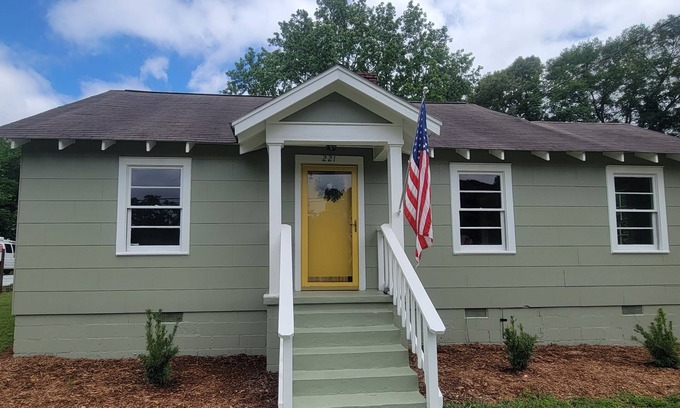 Parker House | Charming 2-bedroom bungalow in lovely Greenville, Downtown