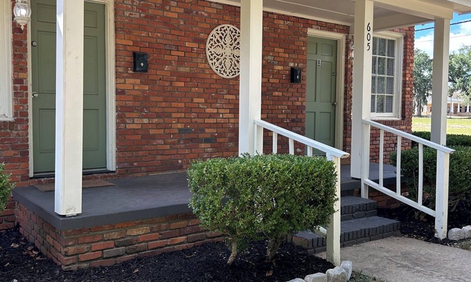Albany Apartment | Charming 2-bedroom Boho style apartment with AC, WiFi in cool Albany
