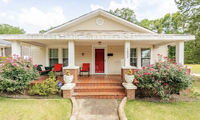 Talladega House | Charming 2-Bedroom Bungalow in Talladega w/WiFi, Huge Outdoor Space & Fire pit