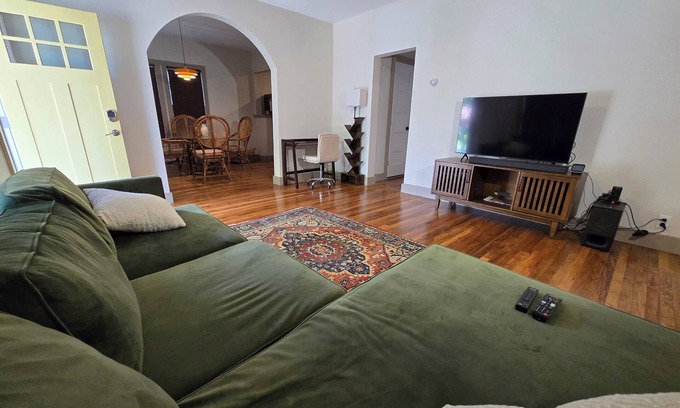 Oak Cliff House | Charming 2-bedroom bungalow with fast WiFi and near Bishop Arts