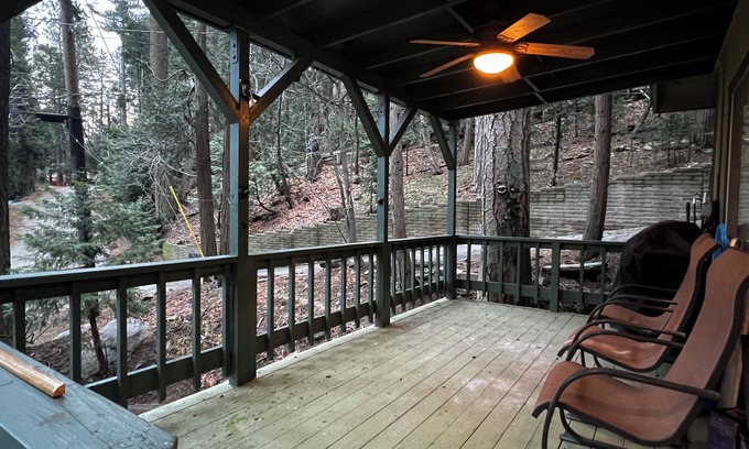 Crestline Cabin | Charming 2-bedroom cabin with WiFi, AC in picturesque Crestline