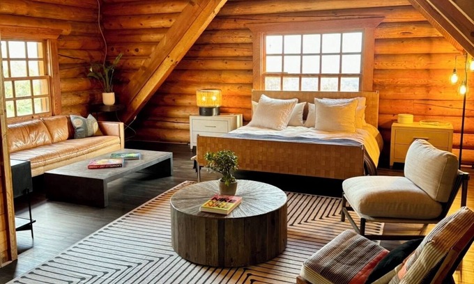 Stallion Springs Cabin | Charming 2-bedroom cabin with WiFi, AC in brilliant Tehachapi